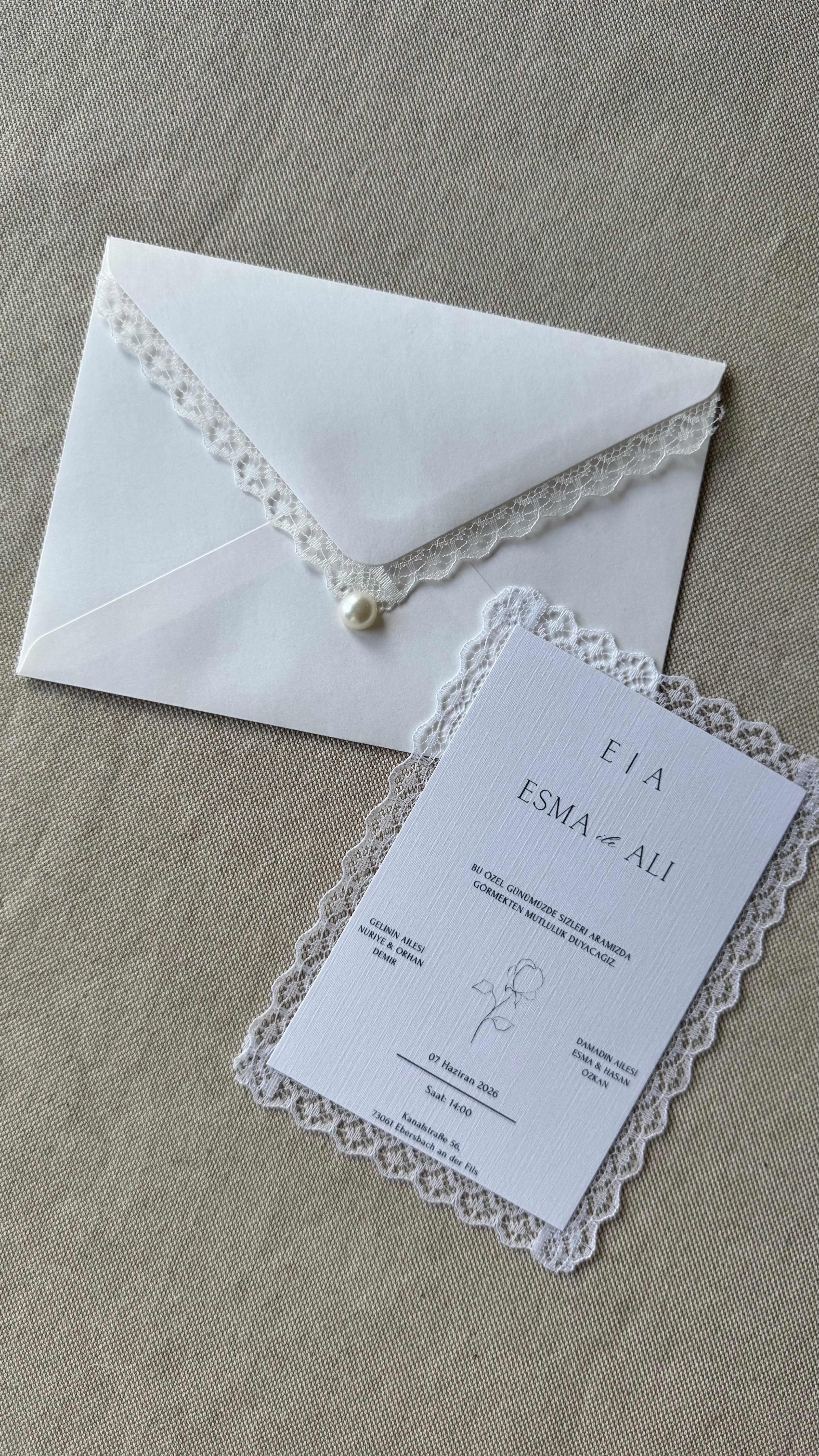 Personalisierte Einladungskarten mit Spitze