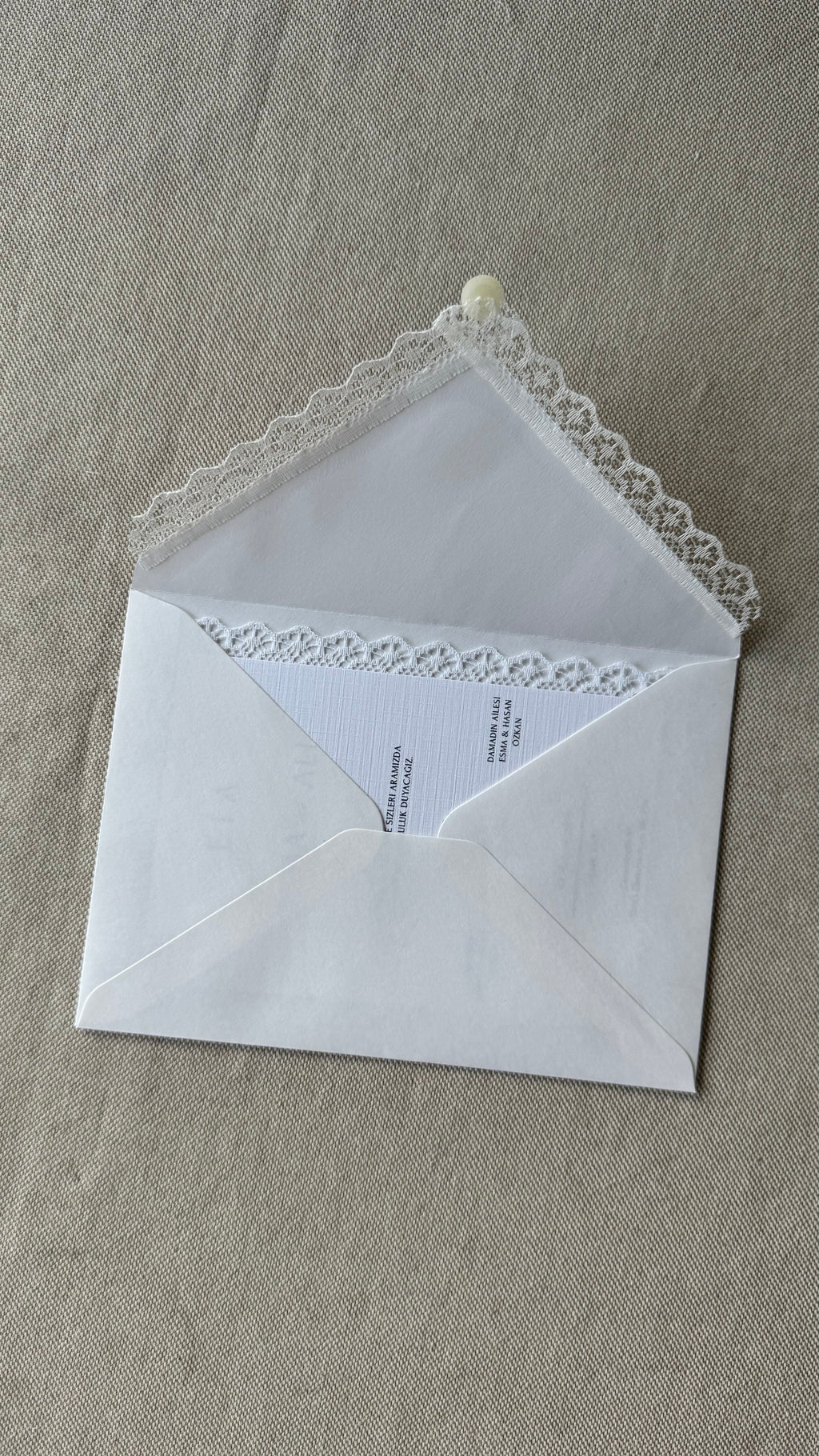 Personalisierte Einladungskarten mit Spitze