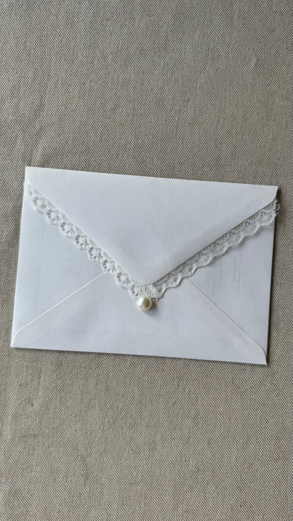 Personalisierte Einladungskarten mit Spitze