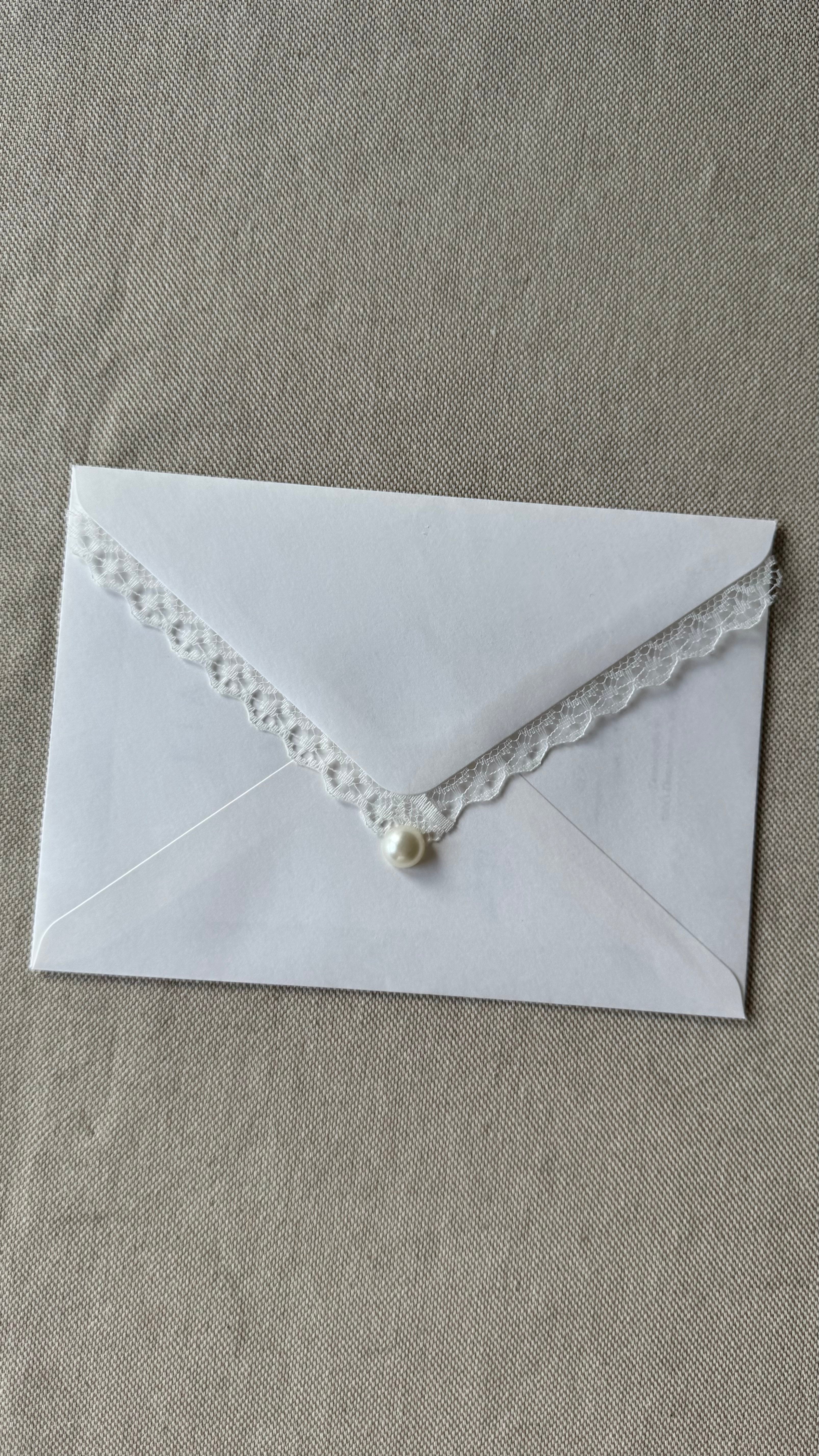 Personalisierte Einladungskarten mit Spitze