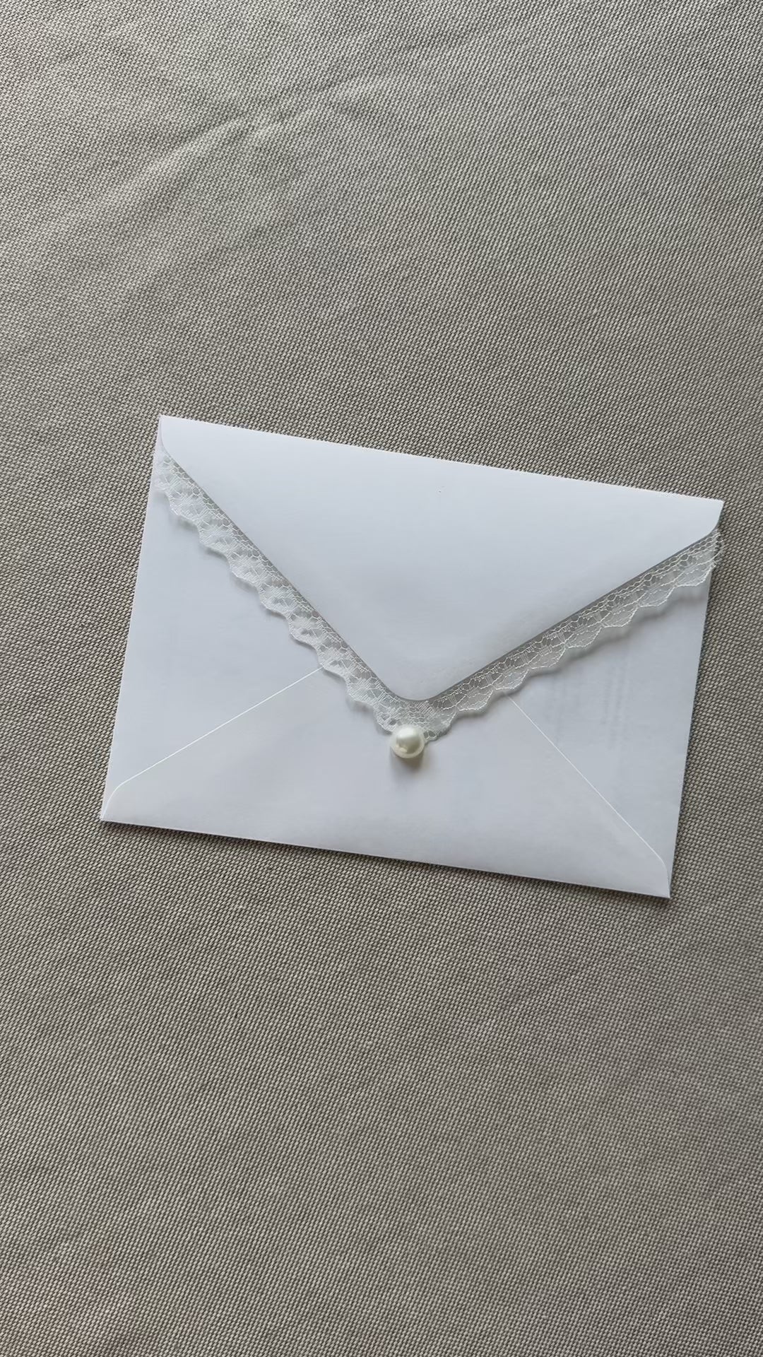 Personalisierte Einladungskarten mit Spitze